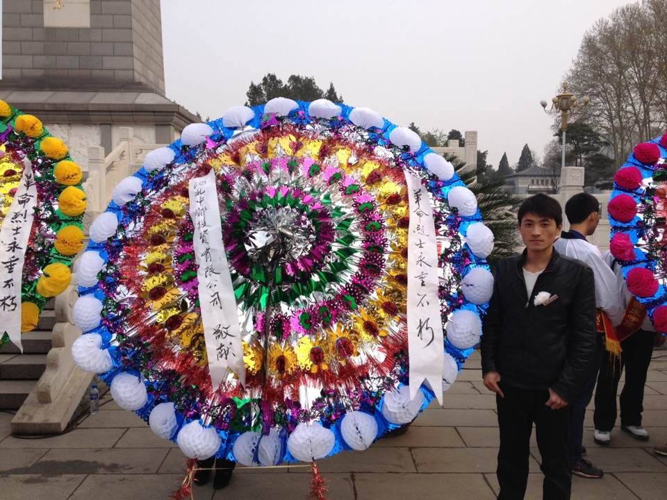 公司干部職工，到華北軍區(qū)烈士陵園掃墓，深切緬懷革命先烈