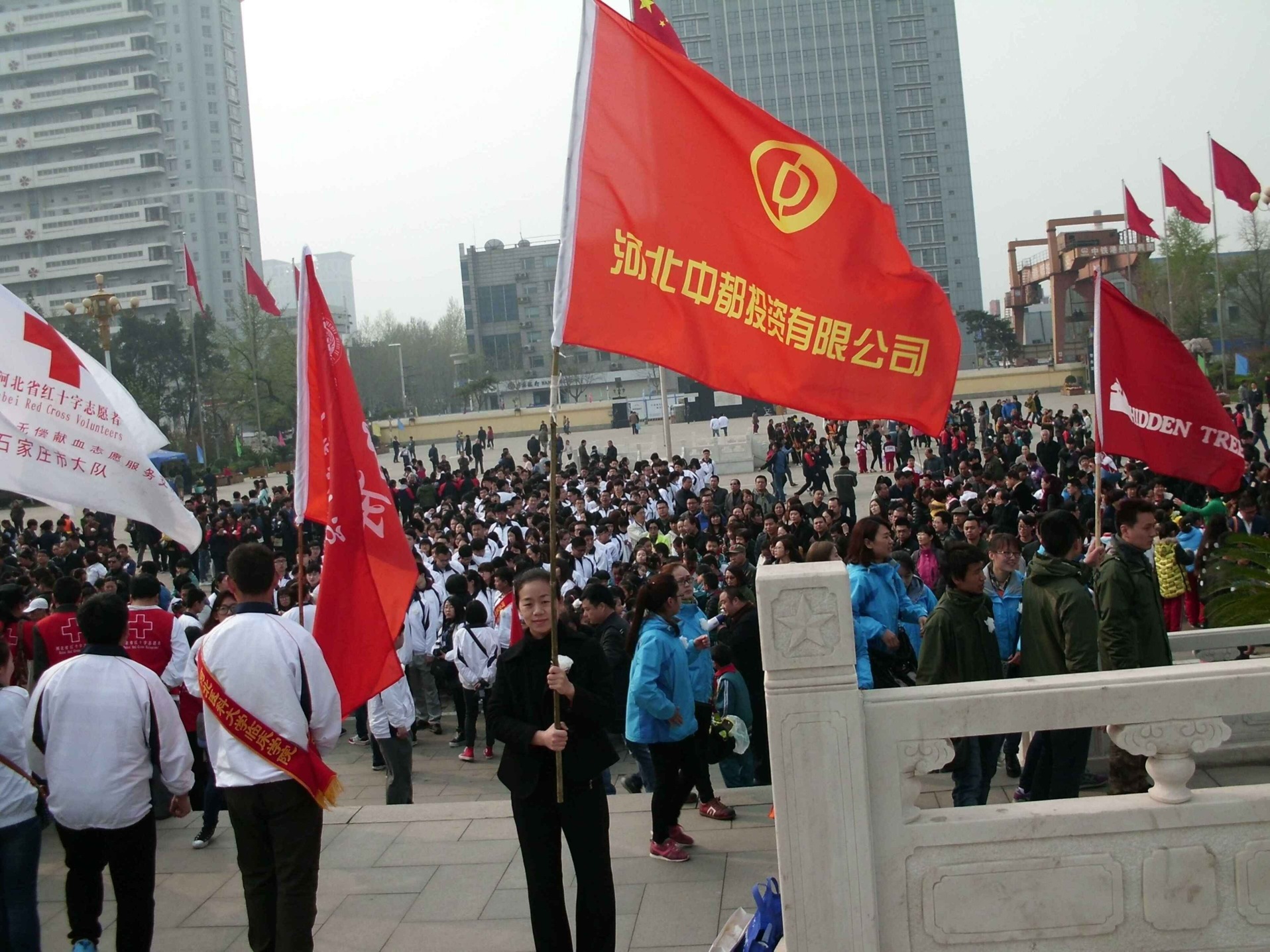 公司干部職工，到華北軍區(qū)烈士陵園掃墓，深切緬懷革命先烈