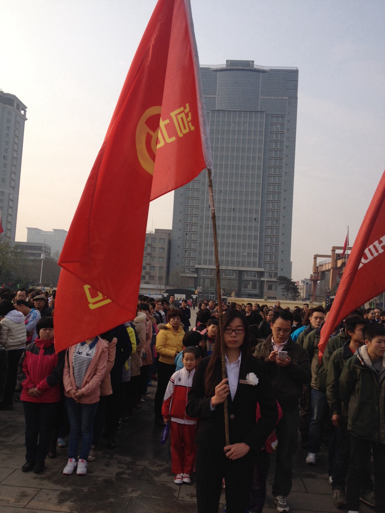 公司干部職工，到華北軍區(qū)烈士陵園掃墓，深切緬懷革命先烈